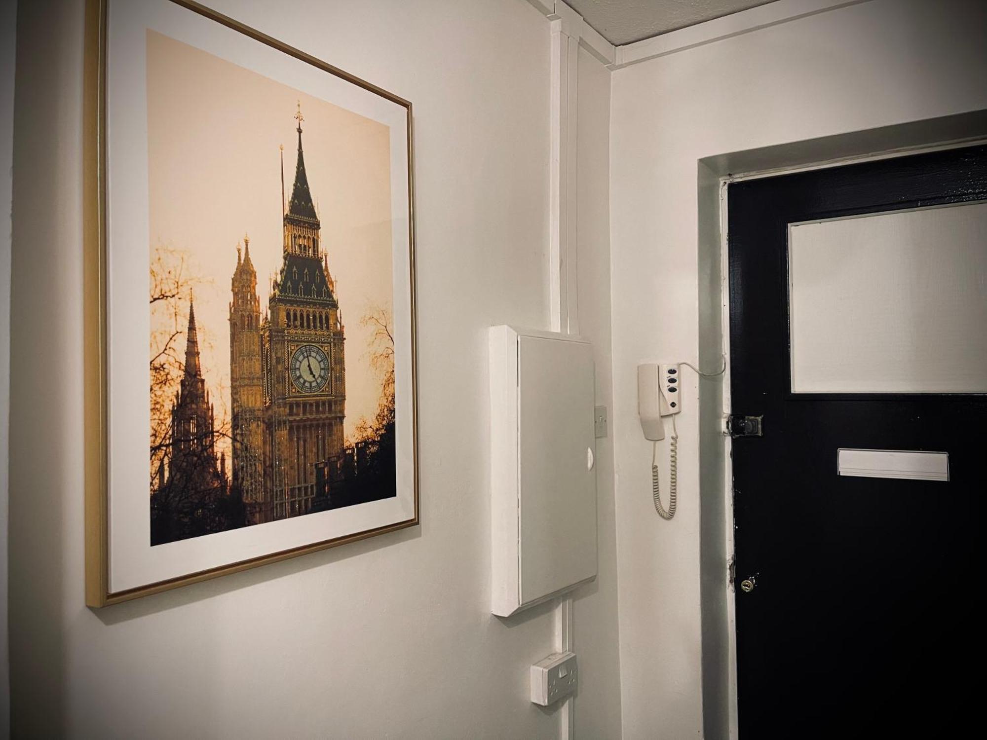 R1 Superking Sized Bed & 65" Tv On The Wall In Clapham Apartment Лондон Екстериор снимка