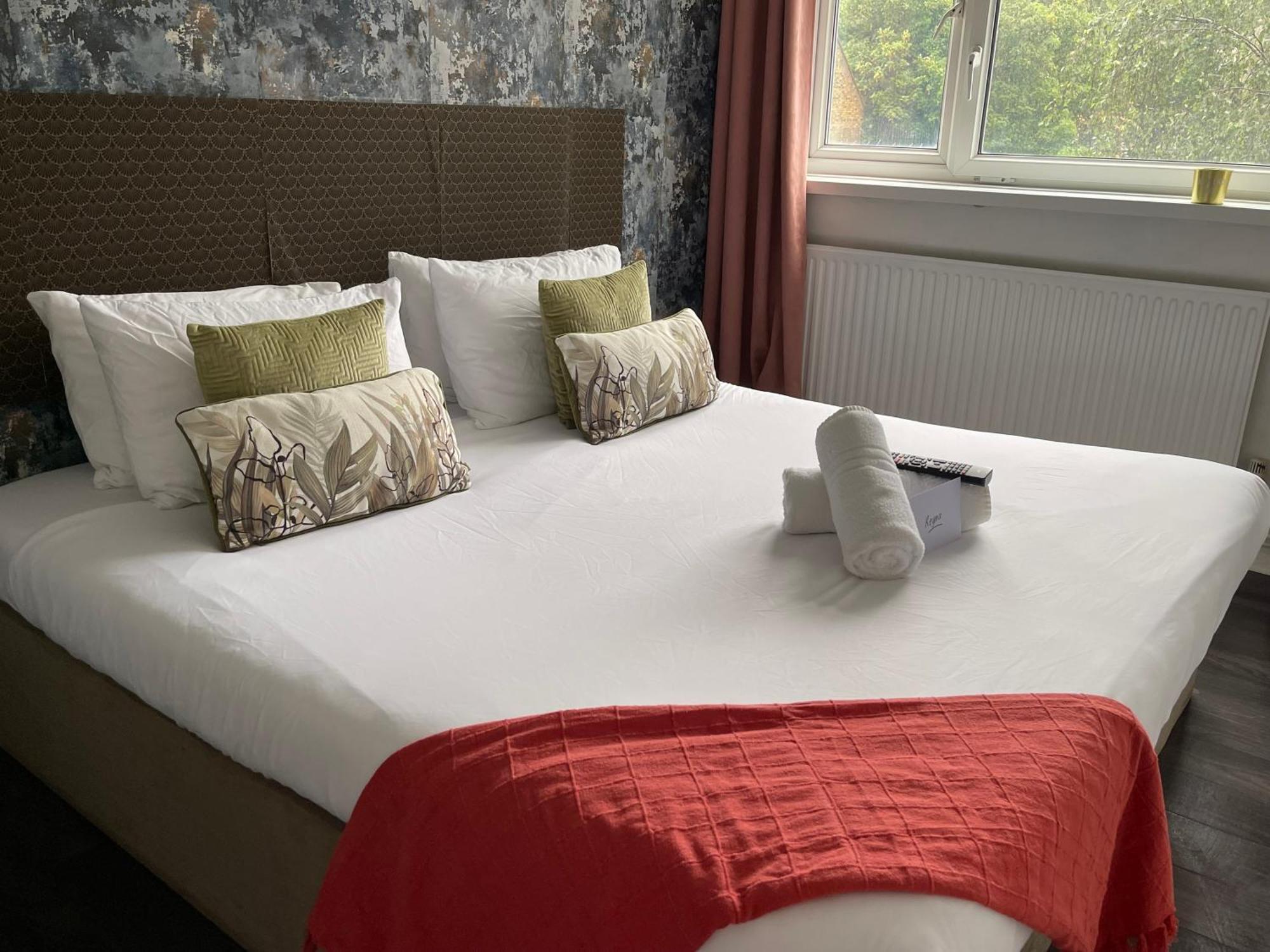 R1 Superking Sized Bed & 65" Tv On The Wall In Clapham Apartment Лондон Екстериор снимка